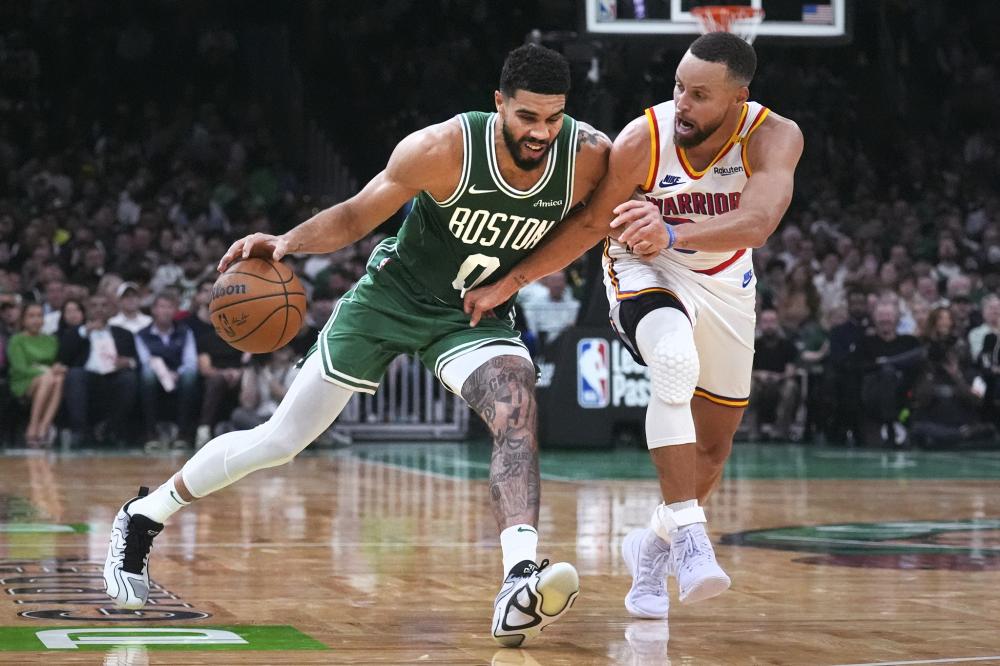 3场6球！奥格斯堡是德甲被凯恩进球最多的球队.